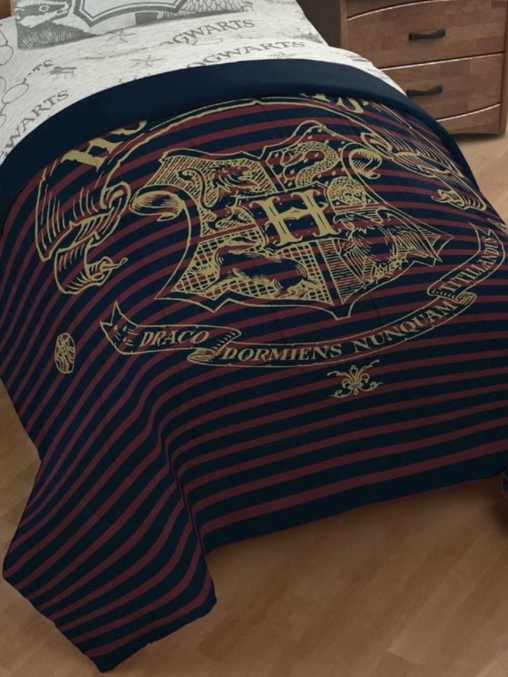 Harry Potter Hogwarts Crest Twin/Full Comforter Spellbound